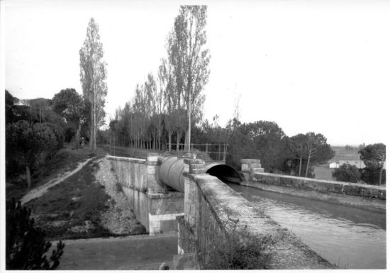 Canal del Duero . Antiguo Tubo Barrasa sobre la carretera de Segovia