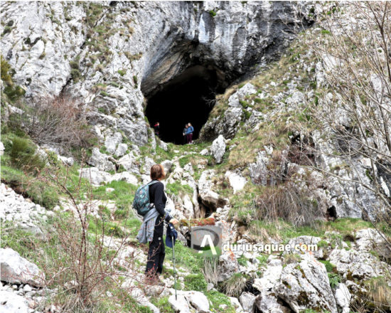 Entrada a la Cueva y Fuente del Cobre - La Pernía