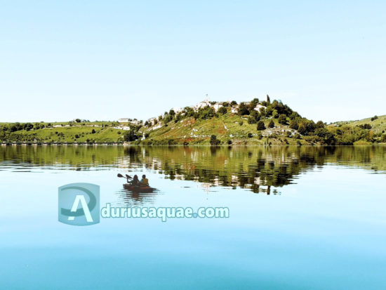 Maderuelo reflejado en el embalse . Segovia