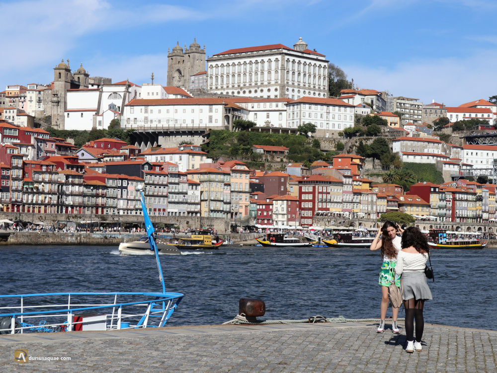 Cais de Vila Nova de Gaia, Porto al fondo Oporto desde el muelle de Vila Nova de Gaia