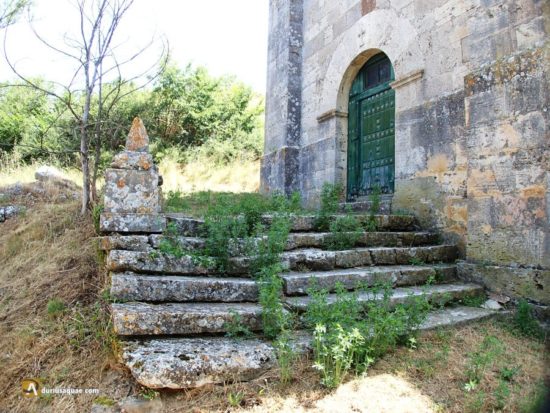Sugerente entrada a la iglesia de Castrecías