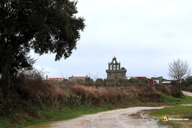 Iglesia y campo en Pereña de la Rivera - Salamanca - Castilla y León